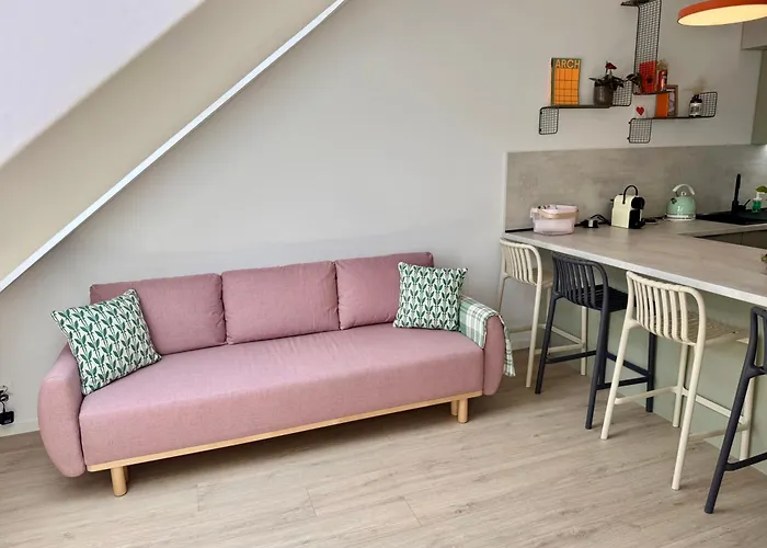 Meridian - Stylish Brand New In The Center & Free Garage Parking *