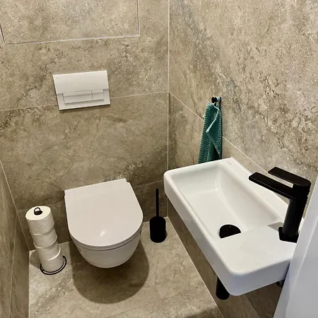 Meridian - Stylish Brand New In The Center & Free Garage Parking * 브라티슬라바